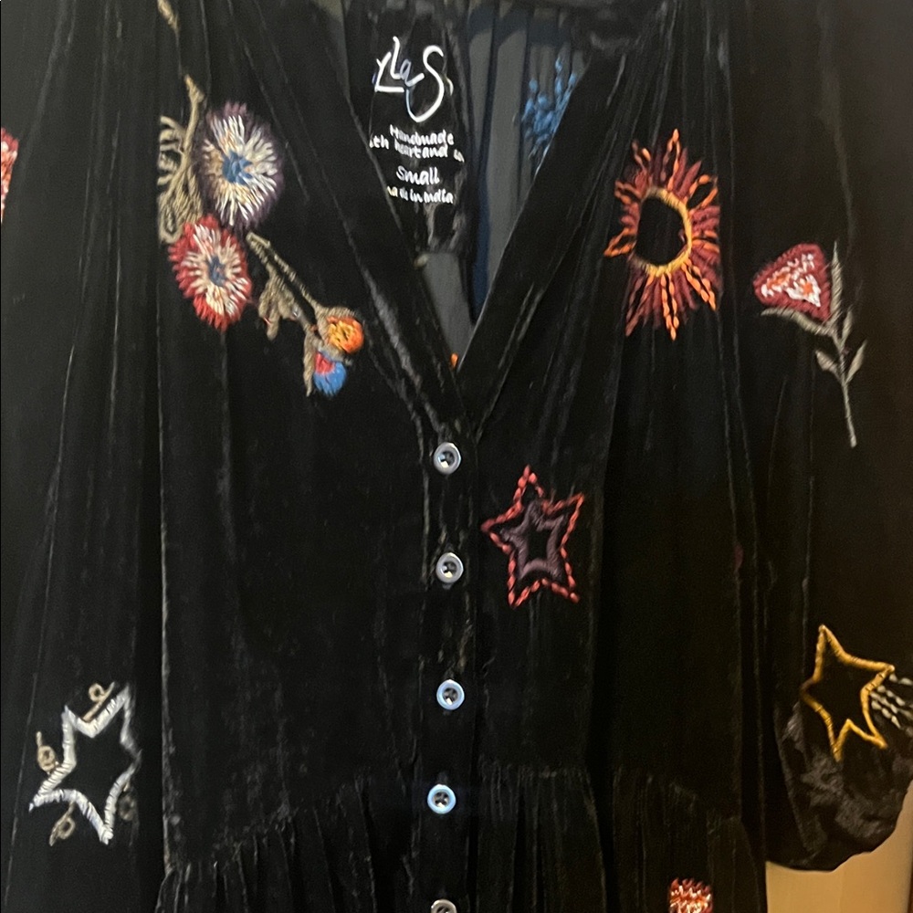 Chic Black Velvet Dress with Embroidered Accents - Picture 15 of 16